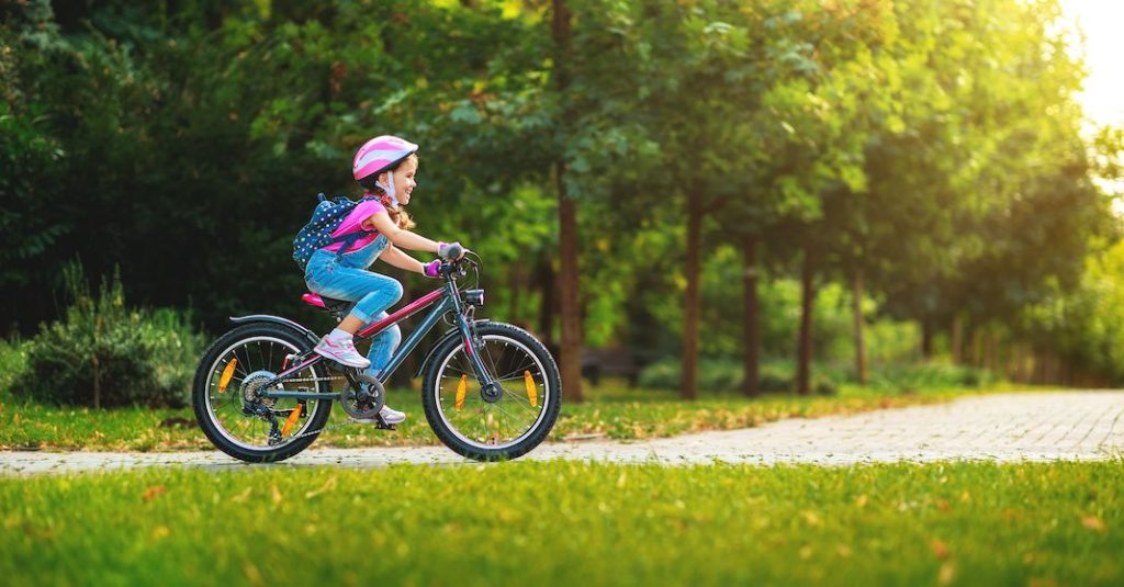 Depuis plusieurs années, alors qu’il est considéré comme un puissant levier permettant de rendre la mobilité dans les villes et à la campagne plus respectueuse de l'environnement et plus saine, le vélo s’impose indéniablement comme moyen de transport idéal. Si de nombreux modèles existent pour les plus grands, du côté des jeunes enfants le choix était, jusqu’alors, assez restreint. En 2013, Christian Bezdeka et Marcus Ihlenfeld, tous deux pères de famille, décident de crée woom dans un garage à Vienne. Presque 10 ans plus tard, la marque s’impose comme leader de son secteur du fait de sa technologie axée autour de l’ultra légèreté, de l’innovation et de la durabilité. Zoom sur cette success story unique en son genre ! Une idée née dans un garage viennois woom est un fabricant international de vélos pour enfants et adolescents (un an et demi à quatorze ans), ayant son siège à Klosterneuburg, près de Vienne. L'entreprise a été fondée en 2013 par Christian Bezdeka et Marcus Ihlenfeld dans un garage à Vienne. Ces deux pères de famille passionnés de vélo cherchaient depuis longtemps le vélo idéal pour leurs enfants. Comme ils ne parvenaient pas à le trouver sur le marché, ils l'ont imaginé et construit eux-mêmes. Avec un poids réduit, un design intemporel, des composants de haute qualité et une géométrie adaptée aux besoins des enfants, les vélos woom établissent de nouvelles références en matière de vélos haut de gamme pour enfants. Une croissance fulgurante En quelques années seulement, woom est passé du statut de produit d'initié à celui de leader du marché autrichien. Actuellement, les vélos woom sont disponibles dans 30 pays du monde entier, outre la région DACH, aux États-Unis et en Asie. En 2020, woom a vendu près de 230 000 vélos malgré la Covid-19 et les pénuries d'approvisionnement liées à la pandémie. Cela représente une augmentation de plus de 60 % par rapport à 2019. La croissance annuelle dépasse actuellement largement les 50% en moyenne. À l'automne 2020, woom a pour la première fois accueillie des investisseurs, dont Bregal Unternehmerkapital et le fondateur de Runtastic, Florian Gschwandtner. Aujourd'hui, woom compte plus de 150 employés en Autriche et 40 aux États-Unis. D'ici à la mi-2022, l'équipe devrait avoir doublé pour atteindre environ 300 employés. Une technologie unique & un design primé Les vélos woom sont parfaitement adaptés aux besoins des enfants puisque leur conception repose sur des caractéristiques uniques. Légèreté Plus le vélo est léger, plus son maniement est facile et sûr pour les jeunes cyclistes. Grâce aux efforts de développement constants, les vélos woom sont jusqu'à 40 % plus légers que d'autres vélos pour enfants. Avec un poids de 5 kg, le woom 2 est le vélo pour enfants produit en série le plus léger au monde. Durabilité Chez woom, l'esprit d'entreprise durable et responsable commence par des produits offrant une longévité élevée, mais va bien au-delà. Les vélos sont fabriqués à partir de matériaux et de composants de haute qualité. Ils se révèlent donc particulièrement résistants et garantissent une utilisation pour plusieurs générations d'enfants. Dans le cadre du programme upCYCLING de woom, les vélos restitués sont contrôlés dans un atelier woom, reconditionnés et remis en état de marche. woom s'engage en faveur des Objectifs de Développement Durable (ODD) des Nations unies et prend de nombreuses mesures qui sont accompagnées et évaluées par des experts en RSE. Sécurité Pour woom, la sécurité du vélo d'un enfant constitue une priorité absolue. Les vélos woom sont construits de manière robuste et font l'objet de nombreux contrôles afin de limiter au maximum les risques. Une maniabilité optimale et une excellente ergonomie assurent une conduite en toute sécurité. Ainsi, les enfants acquièrent de manière intuitive et ludique les compétences motrices importantes nécessaires pour faire du vélo. Design intemporel Les vélos woom se caractérisent par leur ligne épurée et leur leur forme claire. Ils ont été récompensés par de nombreux prix de design, tels que le Red Dot Award, le German Design Award, le Design&Innovation Award et bien d'autres encore. À propos de woom woom a repensé le cyclisme pour les enfants et établi de nouvelles normes pour s’imposer comme pionnier des vélos super légers et ergonomiques. Tout a commencé par la recherche de deux pères "fous de vélo" pour trouver le vélo parfait pour leurs propres enfants. Comme ils n'en trouvaient pas, ils l'ont construit eux-mêmes. Avec les vélos super légers pour les enfants d'un an et demi à quatorze ans, parfaitement adaptés au comportement de conduite et à l'anatomie des enfants, les débutants se sentent tout de suite en sécurité et apprennent à faire du vélo beaucoup plus rapidement. Fondée en 2013, woom est désormais une marque internationale à l'expansion impressionnante. Le portefeuille est constamment élargi. woom crée un monde diversifié de vélos, d'accessoires et de vêtements qui inspirent les enfants à faire du vélo et à être actifs en plein air. Aujourd'hui, woom, lauréate de nombreux prix, est présente dans 30 pays à travers le monde, non seulement dans la région DACH mais aussi aux États-Unis et en passe de devenir une entreprise majeure. - fondée en 2013 à vienne par Christian Bezdeka et Marcus Ihlenfeld dans un garage viennois. - woom a repensé les vélos pour enfants de fond en comble et a établi de nouvelles normes. - les vélos woom sont super légers, ergonomiques, ont remporté de nombreux prix et sont équipés de nombreux dispositifs de sécurité. - woom est désormais une marque mondiale, présente dans plus de 30 pays, notamment dans la région DACH et aux États-Unis. - 2020 : woom fait entrer un groupe d'investisseurs dans son capital, Marcus Ihlenfeld et Christian Bezdeka conservent la majorité des deux tiers. - 2021 : la production de woom pour l'Europe est mise en place en Europe et le 500 000e vélo woom sort de la chaîne de production. - 2022 : poursuite de l'internationalisation, développement du réseau de concessionnaires et du segment D2C.
