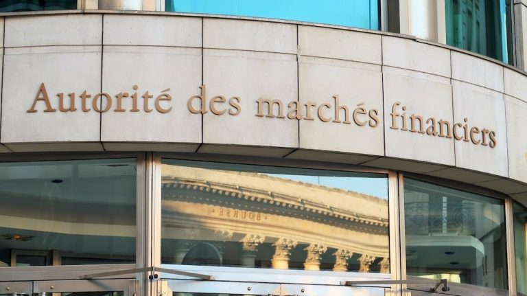 Agréée par l’Autorité des Marchés Financiers (AMF) sous le visa n° GP-202214 en date du 09/05/2022, Arquant Capital devient la première fintech du secteur des actifs numériques à obtenir, en France, un agrément de société de gestion permettant de proposer des fonds professionnels spécialisés gérés activement et investis directement en actifs numériques. La société prépare le lancement imminent de ses fonds dédiés aux investisseurs professionnels et institutionnels. Faciliter l’accès aux actifs numériques en gestion collective Innovation de rupture dans le secteur financier, les actifs numériques constituent également une nouvelle alternative aux actifs financiers traditionnels. Mais en dépit de leur potentiel, ils restent encore très complexes, nécessitant un accompagnement adapté à un risque élevé de pertes en capital. Partant de ce constat, Eron Angjele, gérant senior disposant de 20 ans d’expérience en finance de marché et en gestion de portefeuilles alternatifs à la Caisse des Dépôts et Consignations et à la Banque Postale Asset Management, a décidé de s’associer avec Gautier Chauvin, Antoine Paris et Florent Vanaerde, 3 autres professionnels de la finance et de l’innovation technologique pour lancer le projet Arquant en 2019. Leurs objectifs : • faciliter l’accès des investisseurs professionnels (institutionnels, banques privées, family offices et corporates) aux actifs numériques en gestion collective et en gestion individuelle. • offrir une gestion active adaptée à la forte volatilité de cette classe d’actifs. En obtenant son agrément auprès de l’AMF, Arquant Capital franchit un cap décisif. « Nous sommes heureux et fiers d’avoir obtenu cet agrément, qui vient récompenser la forte implication de l’ensemble de notre équipe. Cela marque une étape clé dans le développement d’Arquant Capital et illustre pleinement notre volonté de proposer à nos clients des solutions d’investissement innovantes tout en leur assurant les meilleurs standards en matière de gestion et de conformité. Nous sommes désormais en ordre de marche pour lancer nos premiers fonds professionnels spécialisés, en nous positionnant aux avant-postes d’un marché en pleine expansion. » déclare Eron Angjele, Président d’Arquant Capital. Une structuration innovante dédiée aux investisseurs professionnels Labellisée par le pôle de compétitivité Finance Innovation de la place financière de Paris, Arquant Capital prépare activement le lancement de fonds inédits en France. Arquant Capital lancera notamment le premier fonds professionnel entièrement dédié à Ethereum, deuxième cryptomonnaie en termes de capitalisation et principal challenger de Bitcoin. « Face à la concurrence accrue d’autres places européennes, en particulier les places luxembourgeoise et irlandaise, qui déploient actuellement plusieurs typologies de véhicules d’investissement collectif en actifs numériques, il est essentiel que la France puisse compter sur des acteurs tel qu’Arquant Capital. C’est pourquoi nous sommes heureux d’avoir pu accompagner la société dans son processus d’agrément » déclare Karima Lachgar, avocate associée au sein du cabinet Osborne Clarke. Une gestion active qui s’appuie sur le ‘Machine Teaching’ Arquant Capital a développé depuis trois ans un process de gestion combinant gestion algorithmique et suivi discrétionnaire. Les stratégies d’investissement déployées s’appuient en effet sur l’expertise de l’équipe de gestion et sur une technologie d’Intelligence Artificielle propriétaire permettant une gestion des risques optimisant l’approche ‘token picking’, le market timing et le money management. Plutôt que le ‘deep learning’, Arquant privilégie ainsi une approche de ‘machine teaching’. Une synergie entre l’humain et la technologie qui offre notamment une transparence de bout en bout sur les décisions d’investissement. « Grâce à cette approche, Arquant est en mesure de proposer à ses clients de diversifier leurs investissements vers une nouvelle classe d’actifs tout en offrant les meilleures pratiques de la finance traditionnelle. C’est une proposition de valeur qui s’adapte pleinement à une clientèle professionnelle et institutionnelle souhaitant investir dans les actifs numériques via des véhicules d’investissement adaptés à leur haut niveau d’exigence » conclut Gautier Chauvin, Directeur du Développement d’Arquant Capital. A propos d’Arquant Capital Fondé en 2019 par 4 associés (Eron Angjele, Gautier Chauvin, Antoine Paris et Florent Vanaerde) issus du monde de l’asset management et de la technologie, Arquant Capital est un gérant d’actifs spécialisé dans les actifs numériques. La société propose à ses clients investisseurs professionnels et institutionnels une gamme de stratégies inédite sur cette nouvelle classe d’actifs allant de la gestion passive à la gestion active. Depuis mai 2022, Arquant Capital est agréée par l’Autorité des Marchés Financiers (AMF) sous le visa n° GP-202214 en tant que société de gestion de portefeuille de fonds d’investissement alternatif (AIFM).