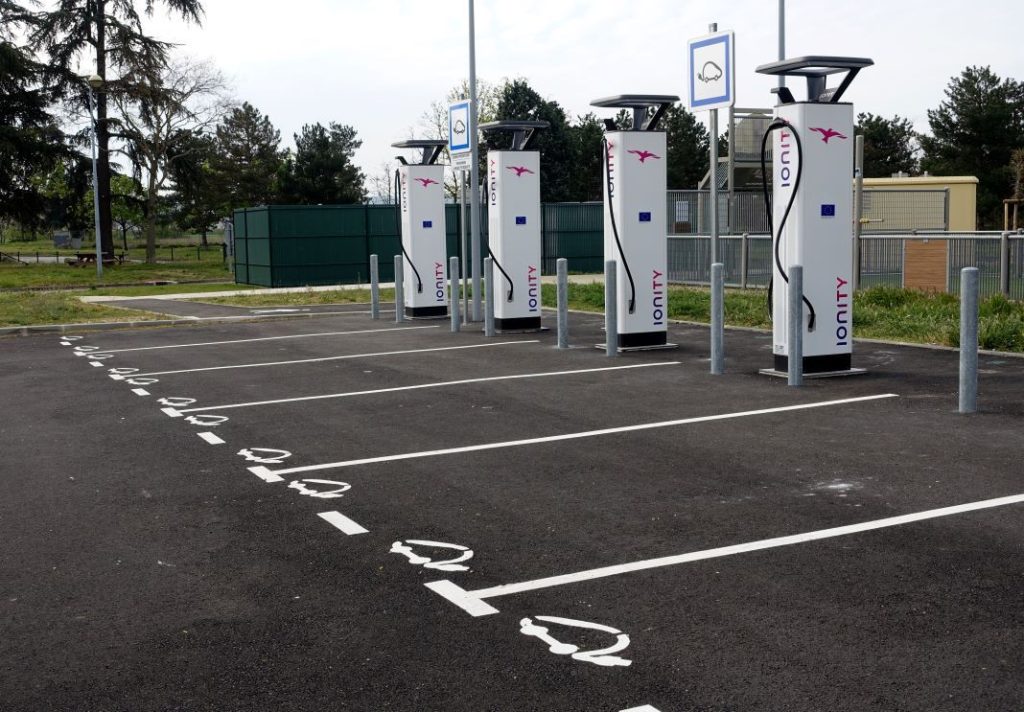 Louvre Hotels Group s’associe à Qovoltis pour mettre à disposition de ses clients des bornes élecriques.