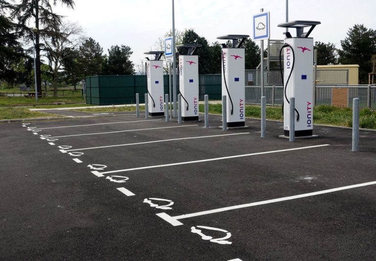Louvre Hotels Group s’associe à Qovoltis pour mettre à disposition de ses clients des bornes élecriques.