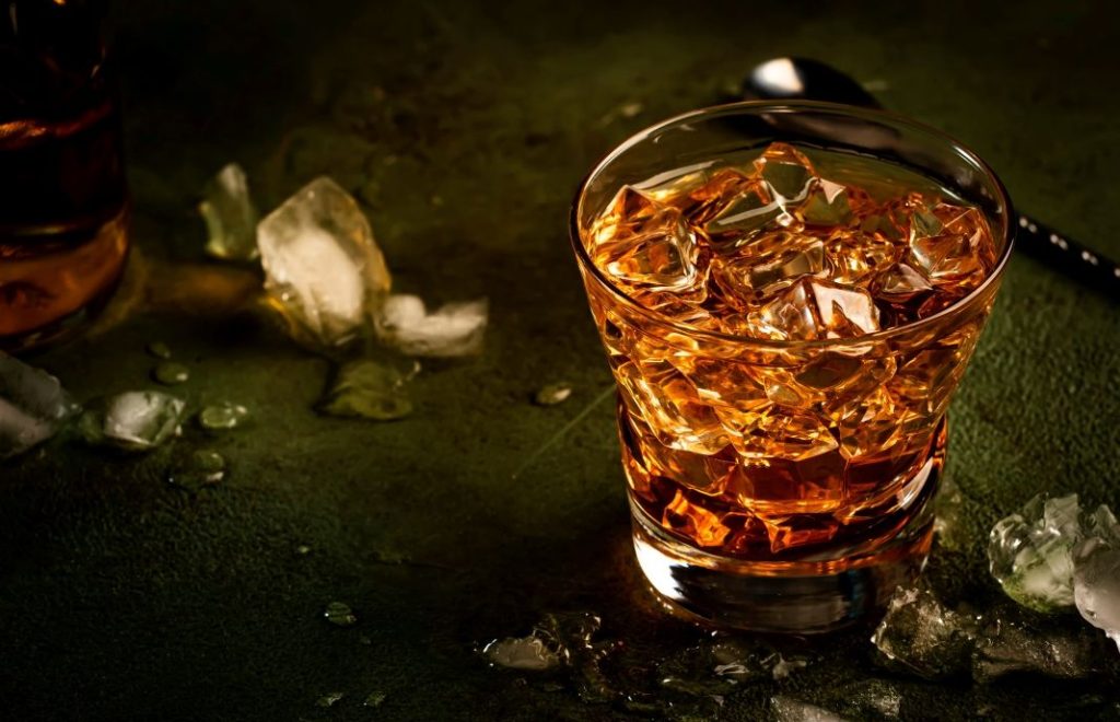 PourlaFêtedesPères,offrez-luisacuvéedeWhisky Pour les pères passionnées de Whisky, Cuvée Privée propose désormais l'adoption d'orge pour recevoir un spiritueux 100% français provenant de la Ferme Distillerie Rozelieures avec les producteurs Christophe et Sabine. Après la vigne, les oliviers et le houblon, en quoi consiste l'adoption d'orge ? Les adopteurs reçoivent tous les trois mois un coffret saison avec une bouteille de leur propre whisky personnalisé à leur nom accompagné d'une bouteille surprise du domaine. Dans chaque coffret est glissé un courrier des producteurs pour suivre l'évolution de son orge et chaque adoption comprend une visite au domaine pour 2 personnes ainsi qu'une adhésion au Club Cuvée Privée. Whisky Origine Collection Un whisky single malt 100% français parfait pour l'apéritif : gourmand et fruité, il plaira aux amateurs comme aux novices ! Cette cuvée emblématique du domaine offre un très bel aperçu du travail minitieux de ces producteurs passionnés. Whisky Fût de Vosne-Romanée Une cuvée exclusive pour Cuvée Privée avec ce whisky single malt 100% français affiné en ex-fût de Vosne-Romanée du climat bourguignon "Les Combes Brûlées", qui lui confère une incroyable gourmandise avec ses notes de fruits à chair blanche et d'épices ! Un précieux nectar qui séduira les grands amateurs.