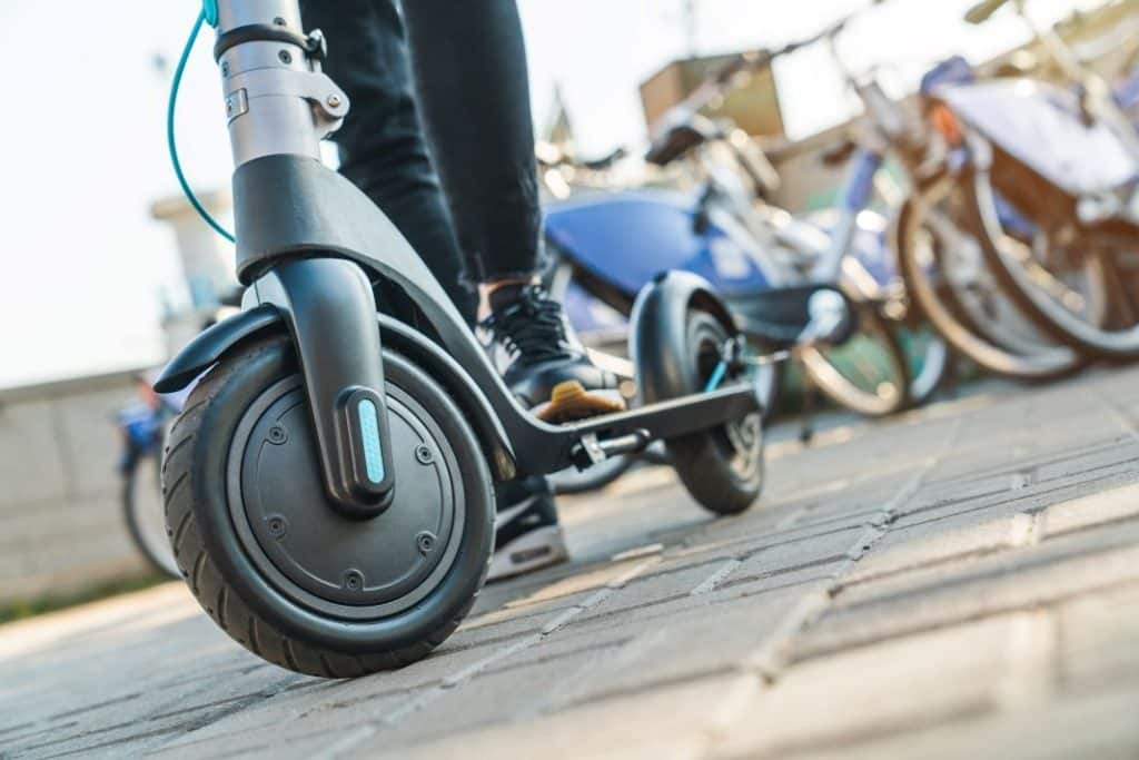 La trottinette yes yvolution stylée et pratique, elle est dotée d'un porte-bagage.