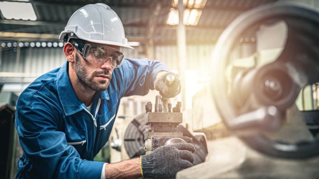 Mutares a conclu avec succès l’acquisition de Vallourec Bearing Tubes • Un fabricant de tubes sans soudure de haute précision • Un chiffre d’affaires de 50 millions d’euros • Des synergies significatives avec le groupe PrimoTECS • La nouvelle plateforme d'investissement opérera sous le nom de VALTI Mutares SE & Co. KGaA (ISIN: DE000A2NB650) a conclu avec succès l'acquisition de Vallourec Bearing Tubes (« VBT ») auprès de Vallourec. L'entreprise renforce ainsi le segment Ingénierie et Technologie en tant que nouvelle plateforme d'investissements, et opérera à l'avenir sous le nouveau nom de VALTI. Basée à Montbard, en Bourgogne-Franche-Comté, la société emploie plus de 200 salariés et réalise un chiffre d'affaires d'environ 50 millions d'euros. Vallourec Bearing Tubes est un fabricant européen de tubes de précision en acier sanssoudure, produits selon les normes les plus exigeantes. Deuxième acteur sur le marché européen des tubes pour l’industrie de roulement, l'entreprise fournit ses produits à divers acteurs industriels duroulement,dela mécanique,dupétrole et dugaz. À cetitre, VBT propose une large gamme de produits avec des dimensions personnalisées en fonction des besoins clients. A propos de Mutares SE & Co. KGaA Mutares SE & Co. KGaA, (www.mutares.com), est une société d’investissement cotée en bourse, avec des bureaux à Munich (siège), Francfort, Amsterdam, Londres, Madrid, Milan, Stockholm et Vienne. Mutares acquiert des entreprises de taille moyenne ou des filiales de grands groupes ayant leur siège en Europe et présentant un réel potentiel d’amélioration opérationnelle, et qui sont par la suite revendues à l’issue des processus de repositionnement et de relance. Mutares soutient et développe activement les entreprises de son portefeuille grâce à ses équipes d’investissement et de conseil, et par des opérations de croissance externe, avec pour objectif la croissance durable de celles-ci. En 2021, Mutares SE & Co. KGaA compte plus de 14 000 collaborateurs dans le monde, et a généré un chiffre d’affaires consolidé d’environ 2,5 milliard d’euros, et qui devrait atteindre environ 5 milliards d’euros d’ici 2023.