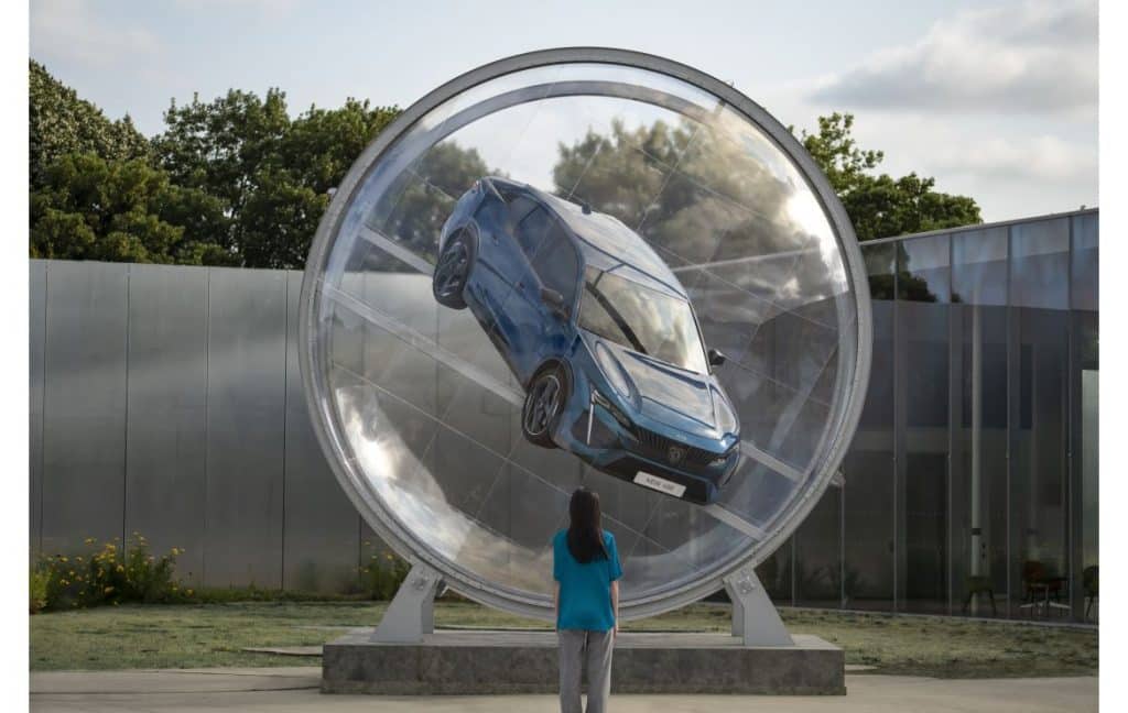 La Sphère, la Peugeot 408 fait tourner les têtes