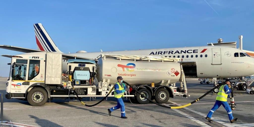 TotalEnergies s’associe pour produire un carburant aérien durable