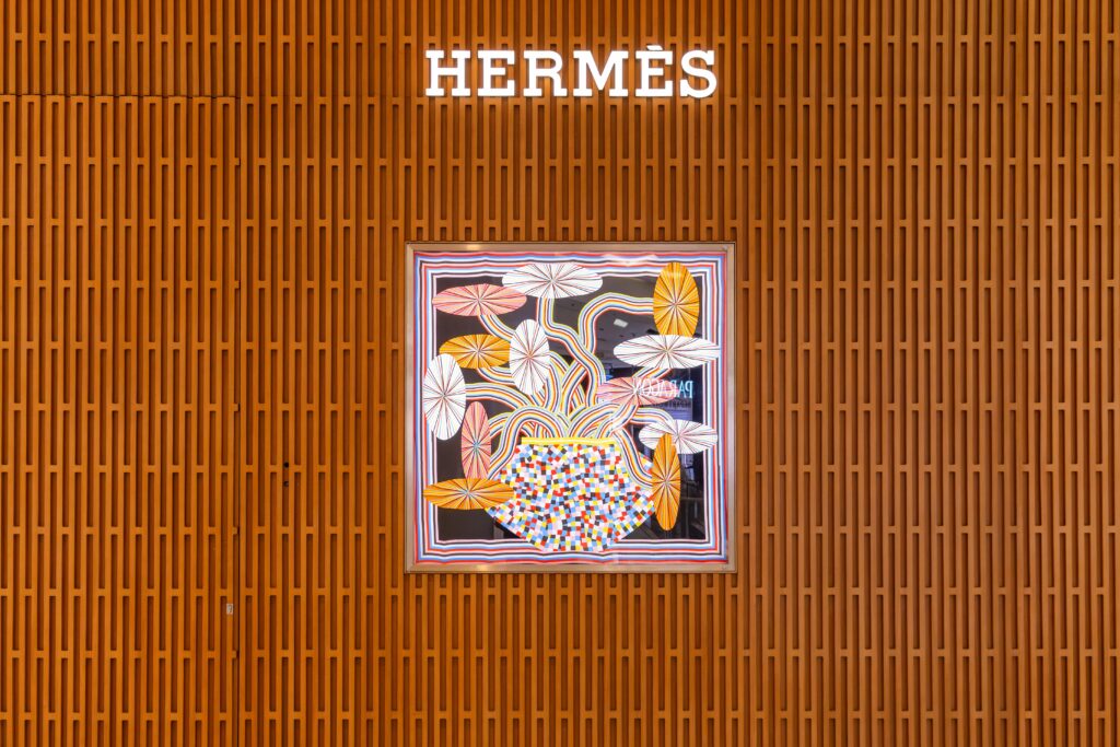 Luxe : Hermès, l’atelier français devenu valeur refuge mondiale