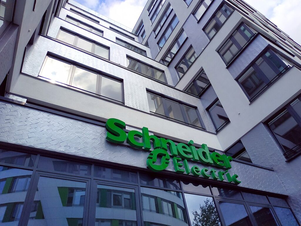 Schneider Electric : le champion français qui dirige depuis Dubaï