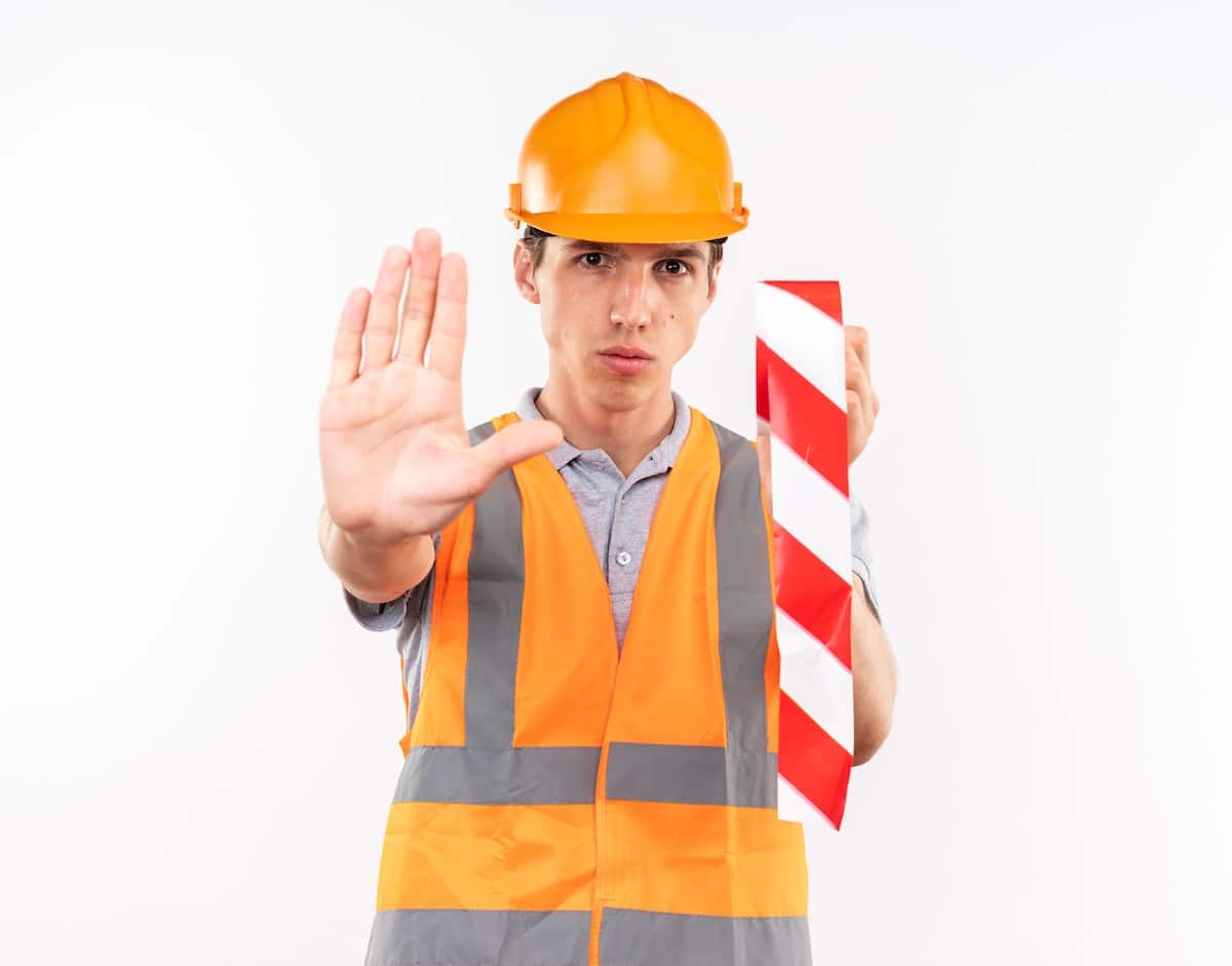 Signalisation de sécurité en entreprise : les équipements indispensables pour protéger salariés et visiteurs