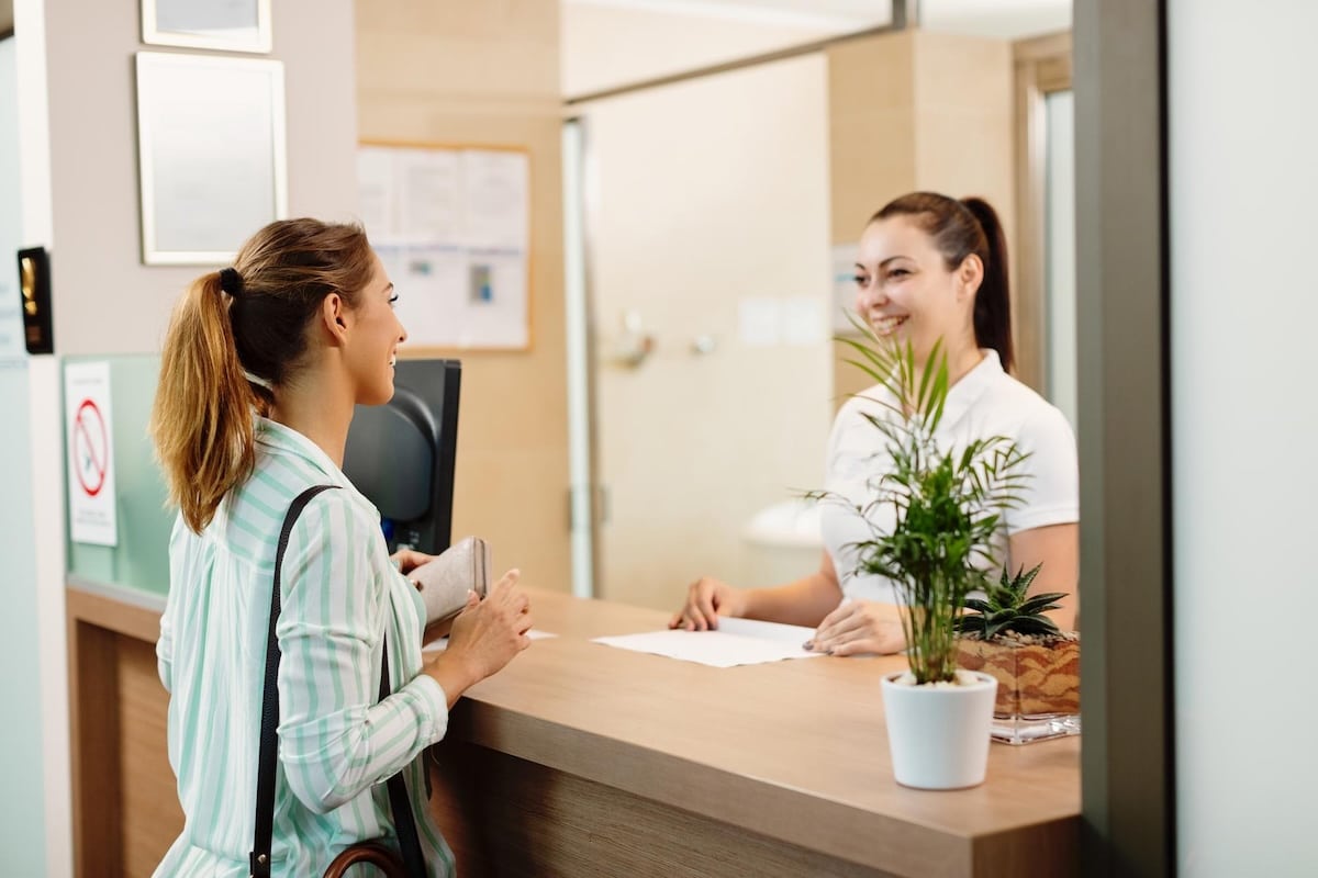 Sécurité au travail et accueil du public grâce à un matériel médical adapté