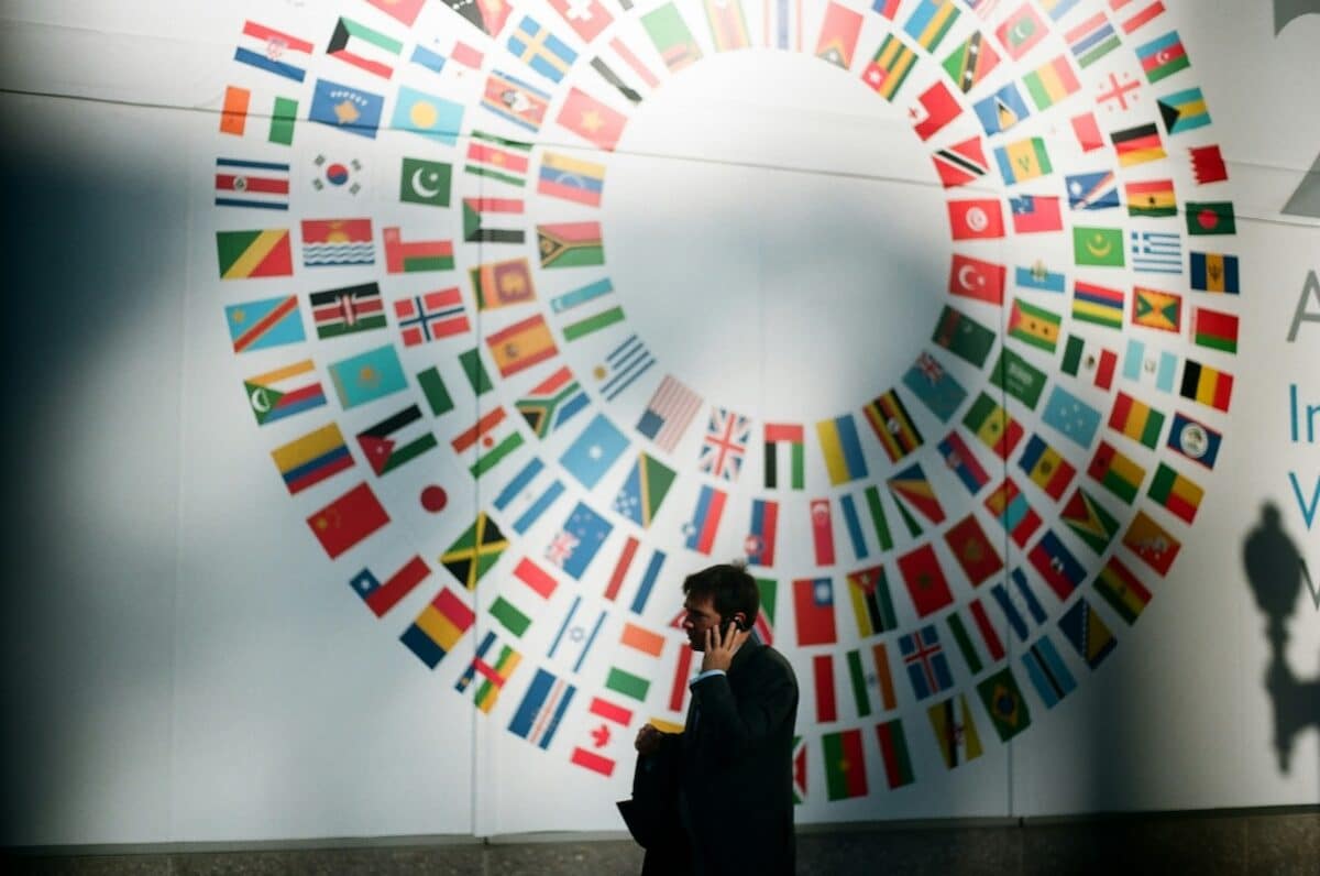 Comment la collaboration mondiale transforme les besoins en traduction numérique