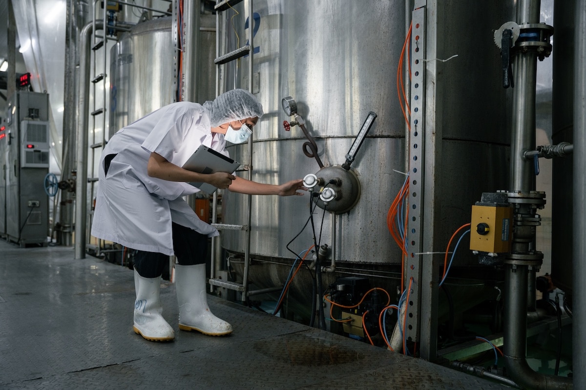 Choisir un distributeur de produits chimiques : les critères qui font la différence
