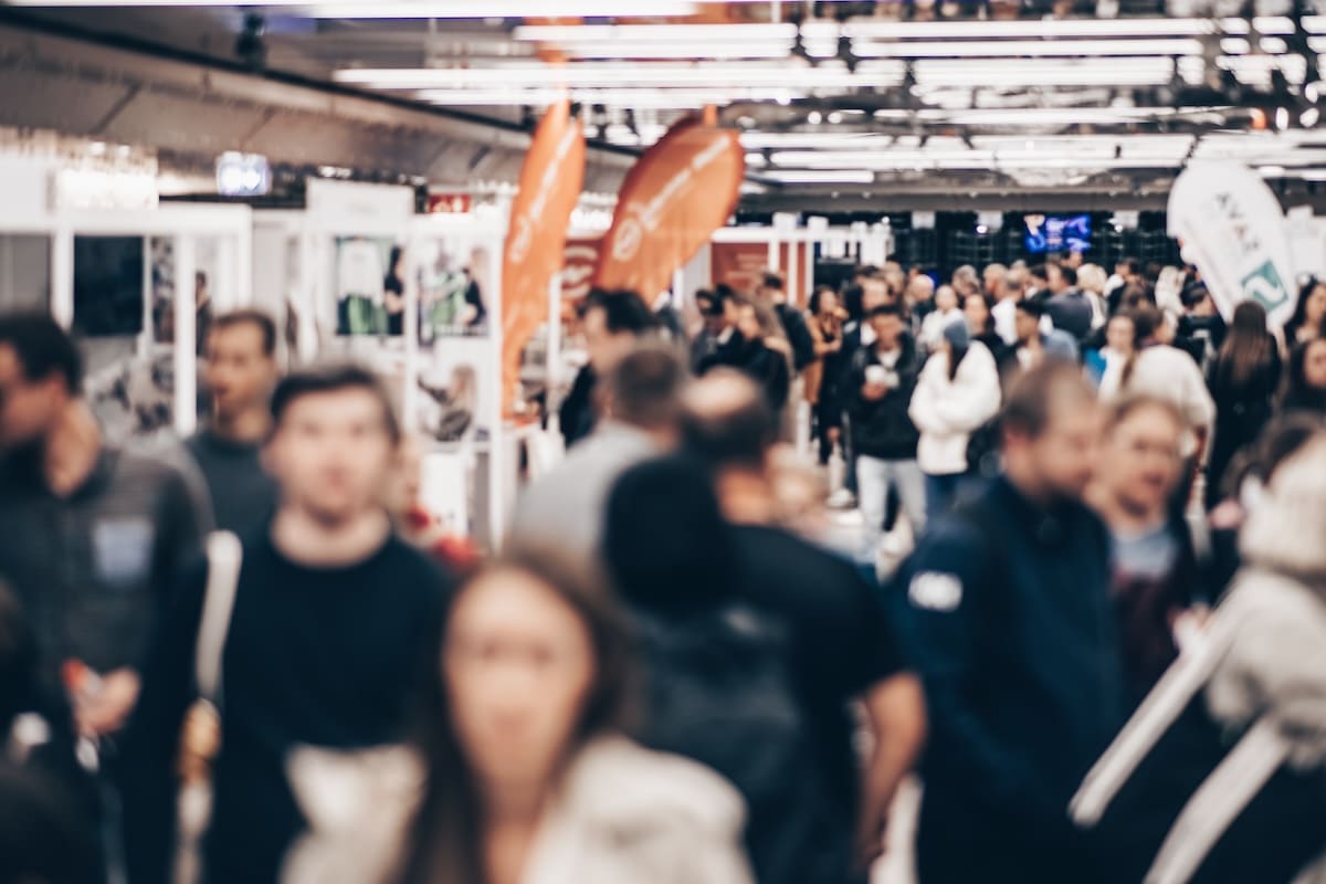 Sur un salon professionnel, pourquoi certains stands attirent-ils plus de visiteurs ?
