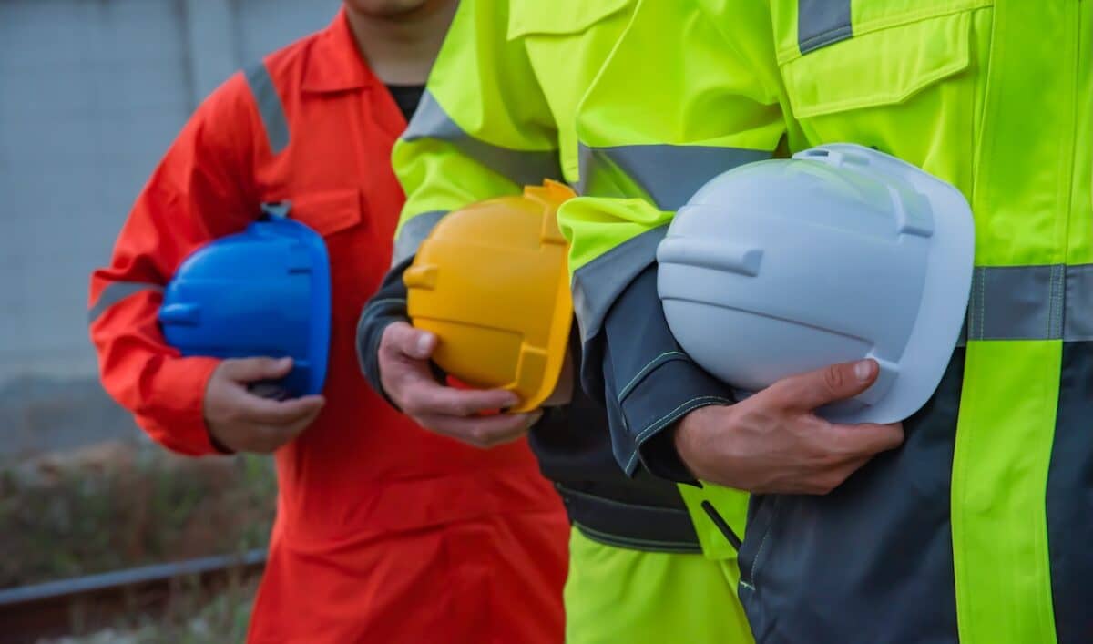 Comment choisir la tenue idéale pour la sécurité et le confort de vos équipes sur le terrain